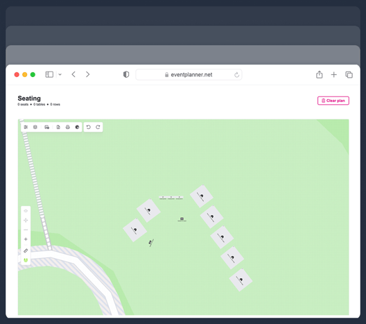 Un recinto de festival dibujado a escala sobre un mapa en el diseñador de planos de sala de eventplanner.net, con carpas, vallas de control de multitudes y un altavoz.