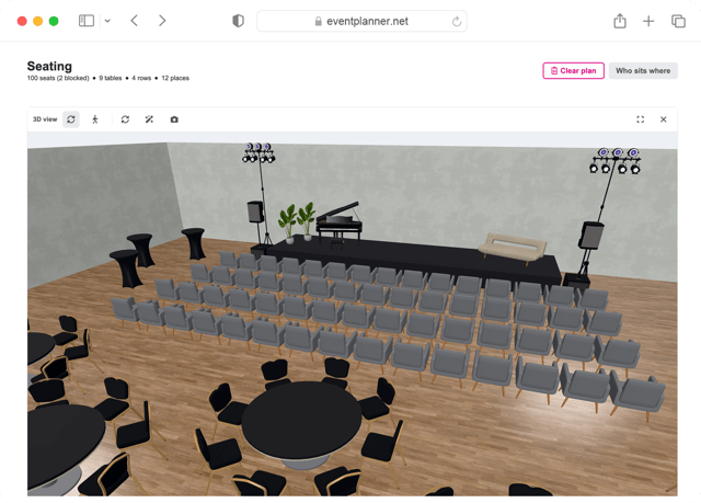 La vista 3D de un plano de sala en el software de eventos de eventplanner.net: filas de sillas y mesas redondas frente a un escenario con un piano de cola.
