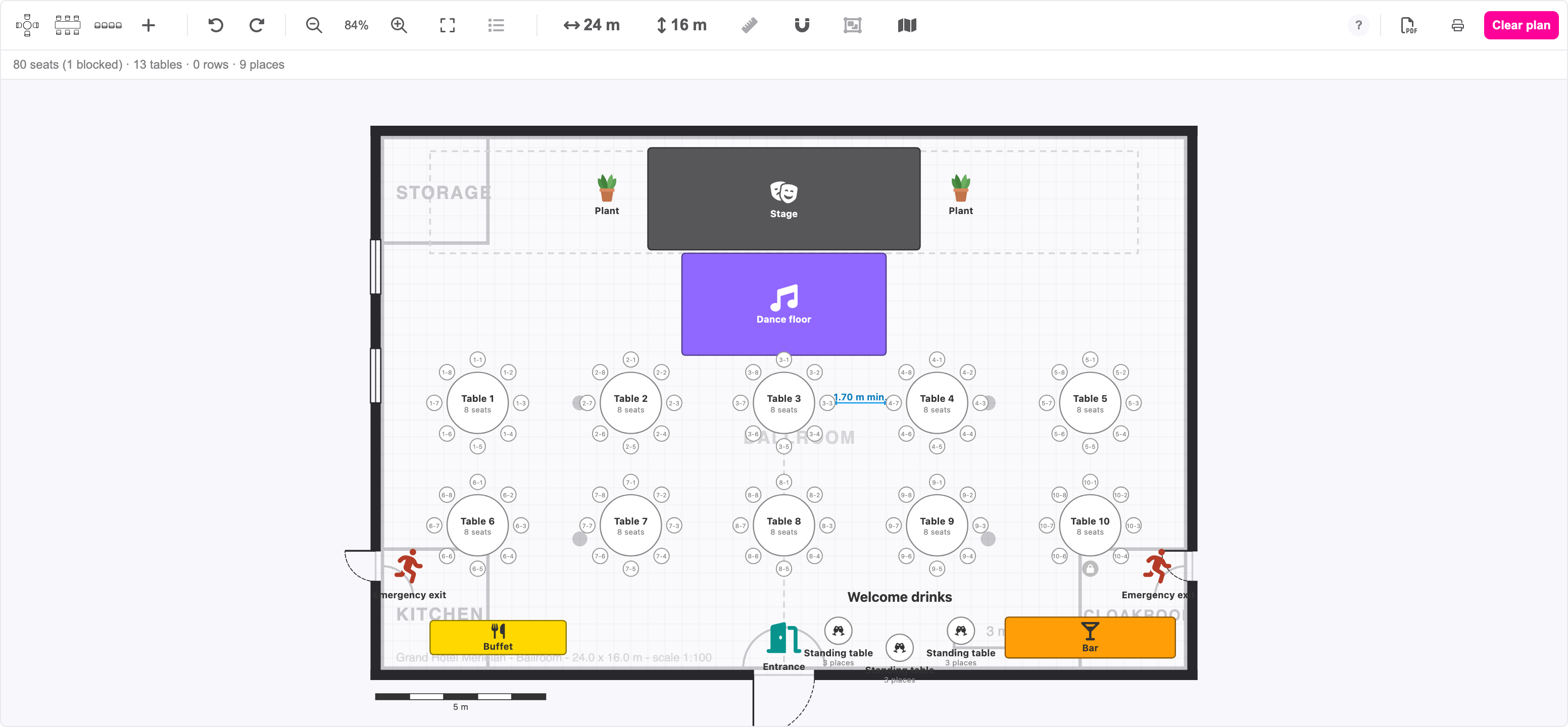 El diseñador de planos de sala con el plano de una cena de gala