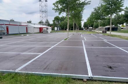 De zwaarlastvloer biedt een sterke, stabiele basis voor elk event, zelfs bij zware belasting. - Foto 1