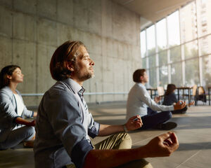 Por qué planificar una sesión de yoga o mindfulness durante tu evento es una gran idea