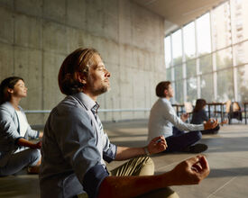 Por qué planificar una sesión de yoga o mindfulness durante tu evento es una gran idea